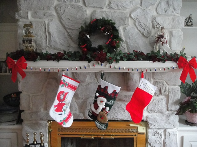 božićne čarape iznad kamina