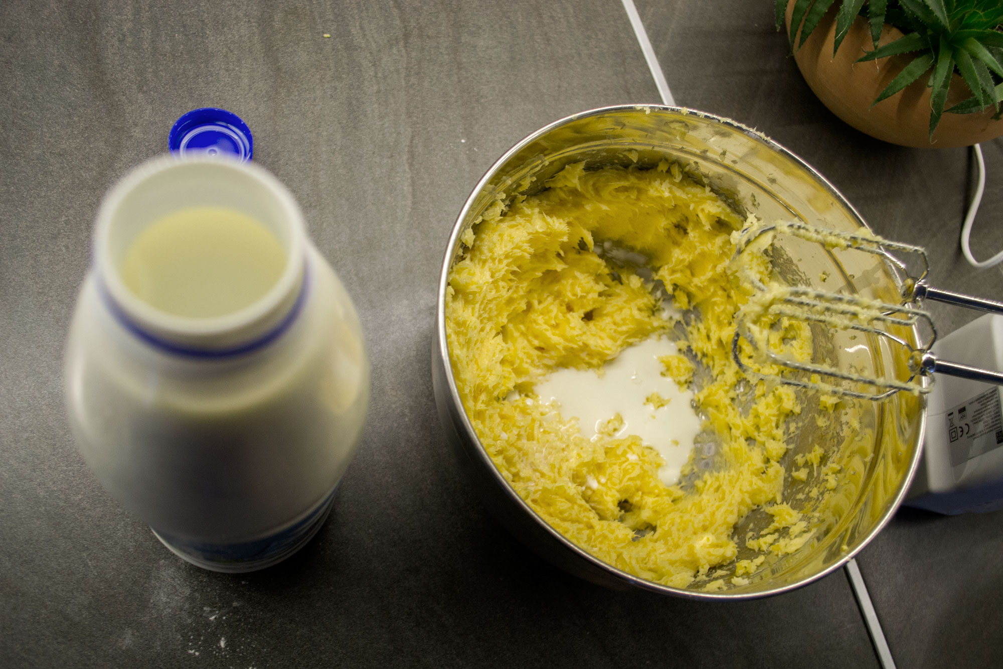 Domaći kolač s orasima - jednostavan recept - sastojak mlijeko