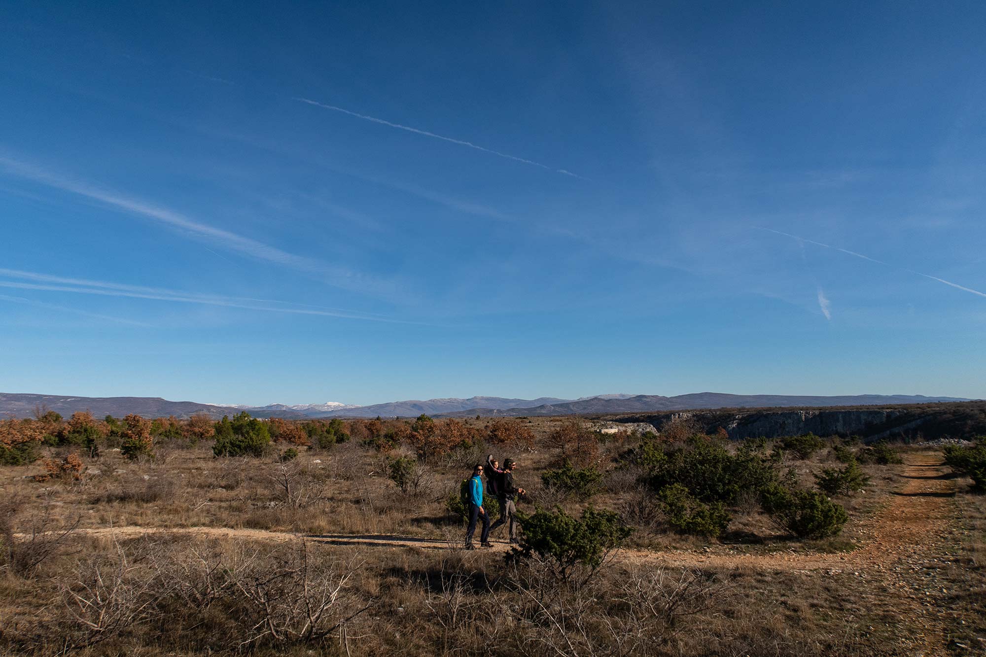 Obitelj s djetetom na hikingu