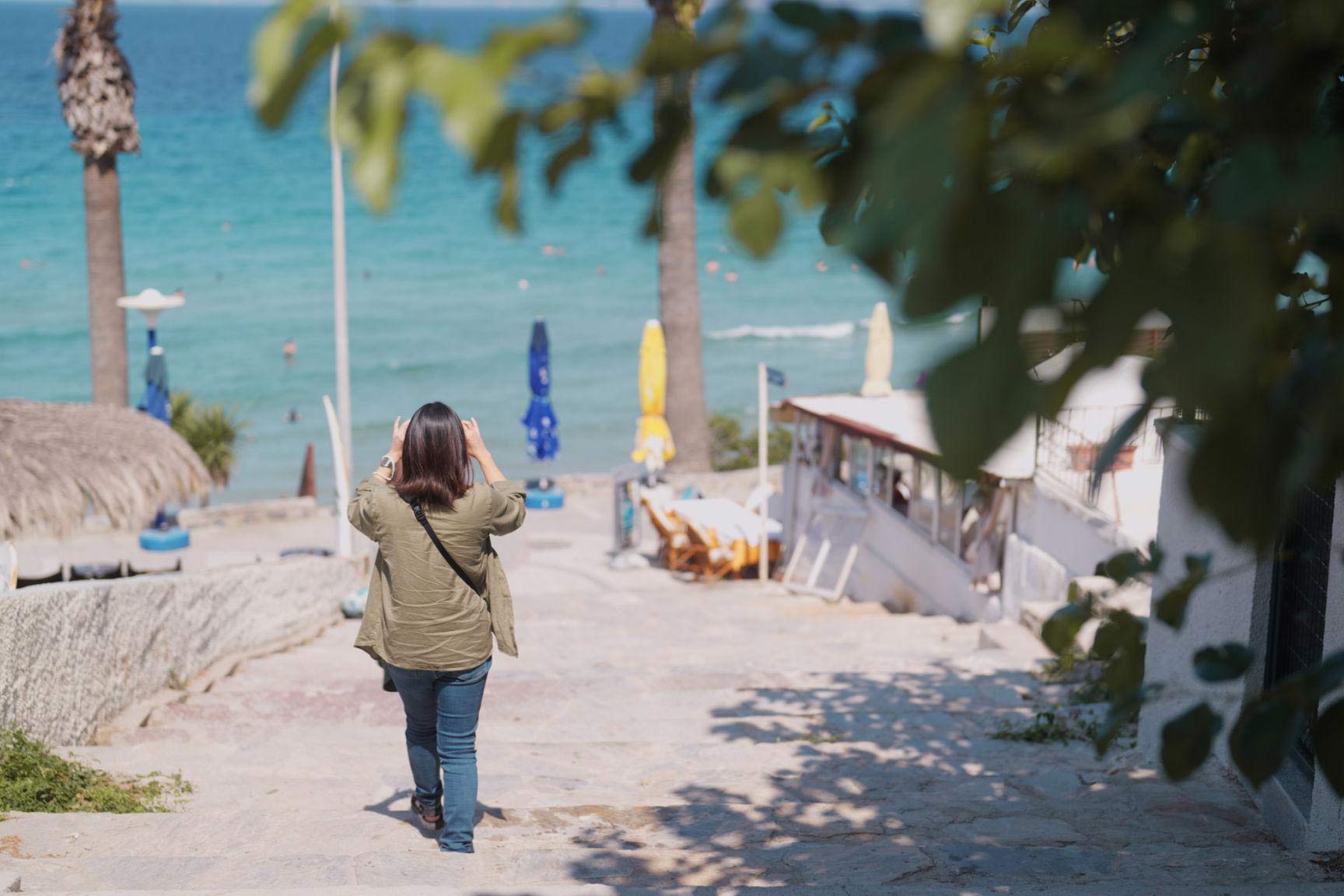 Snimanje puta od apartmana do plaže za Instagram Reels
