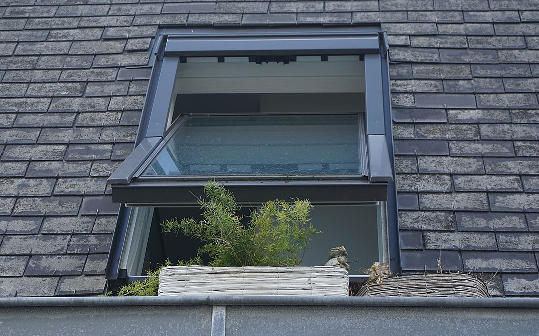 krovni prozor na kući sa sjenilom