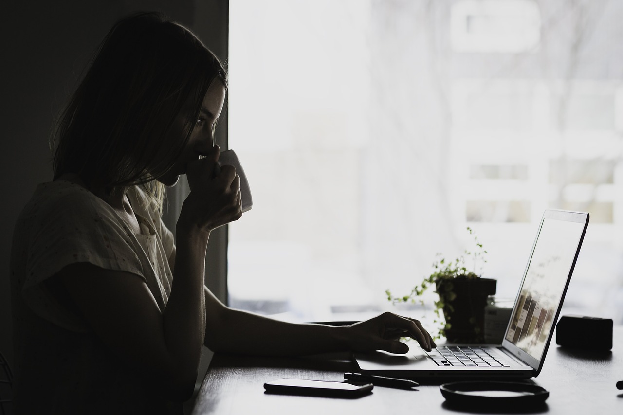 kutak u apartmanu za rad preko računala i interneta