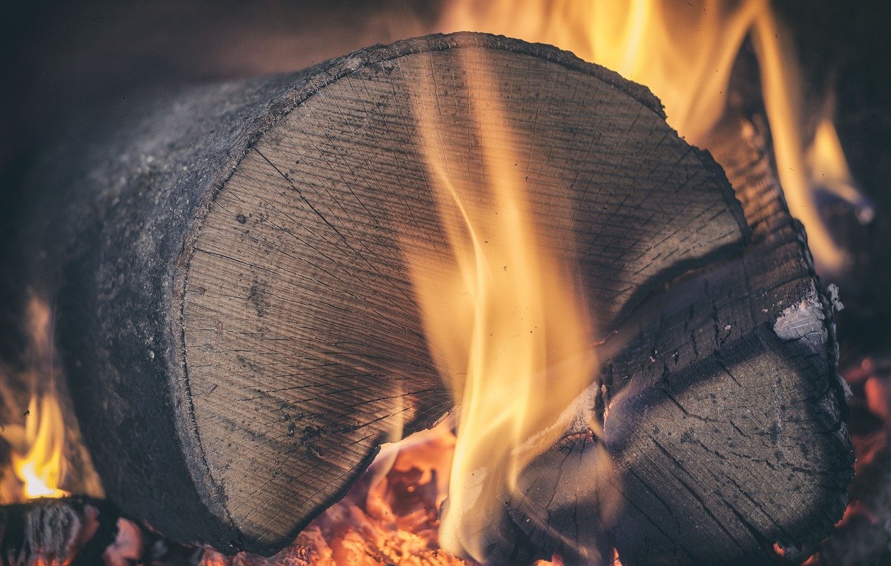 loženje vatre u peći za drva