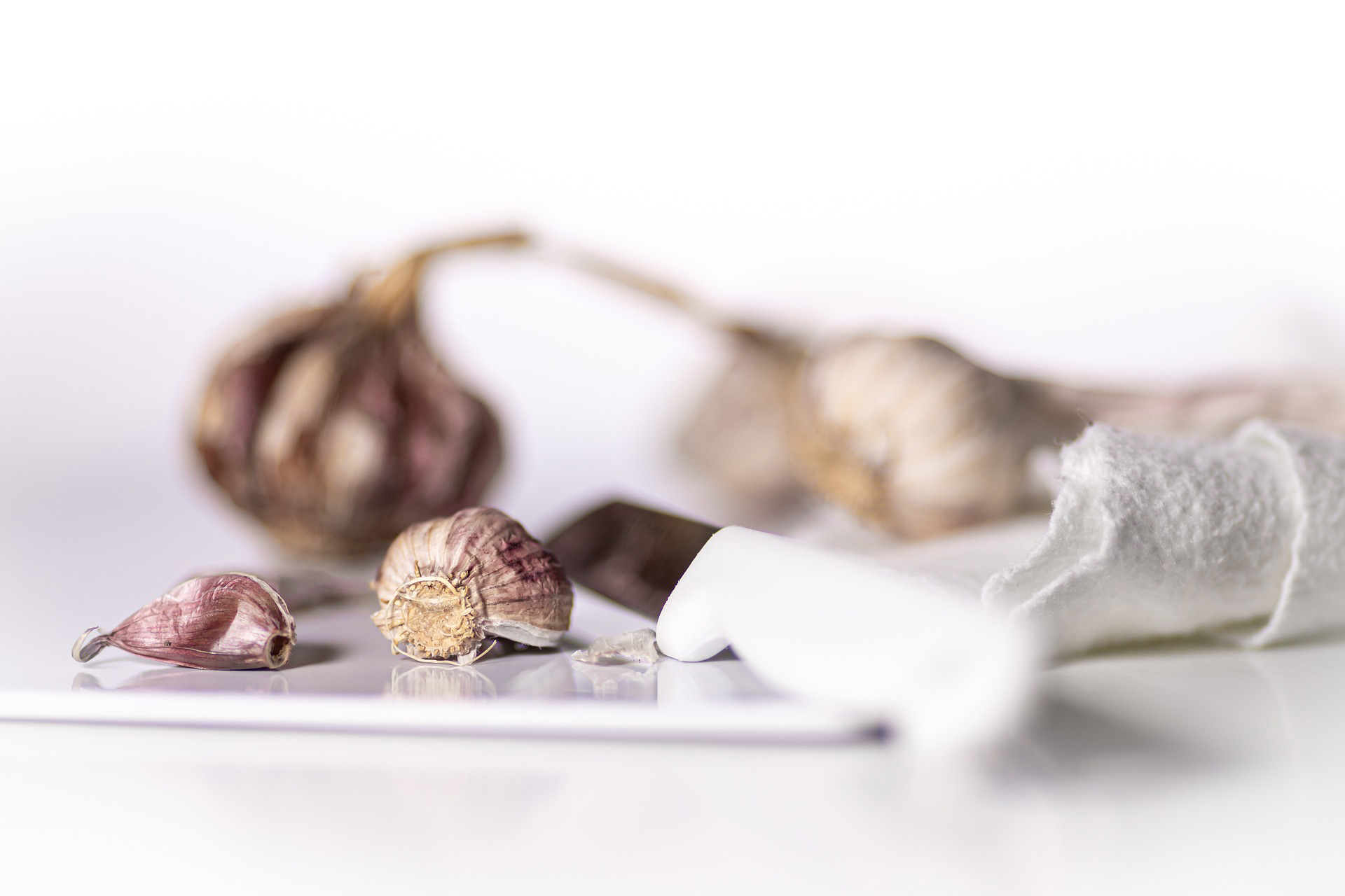 Špikanje mesa za pašticadu češnjakom