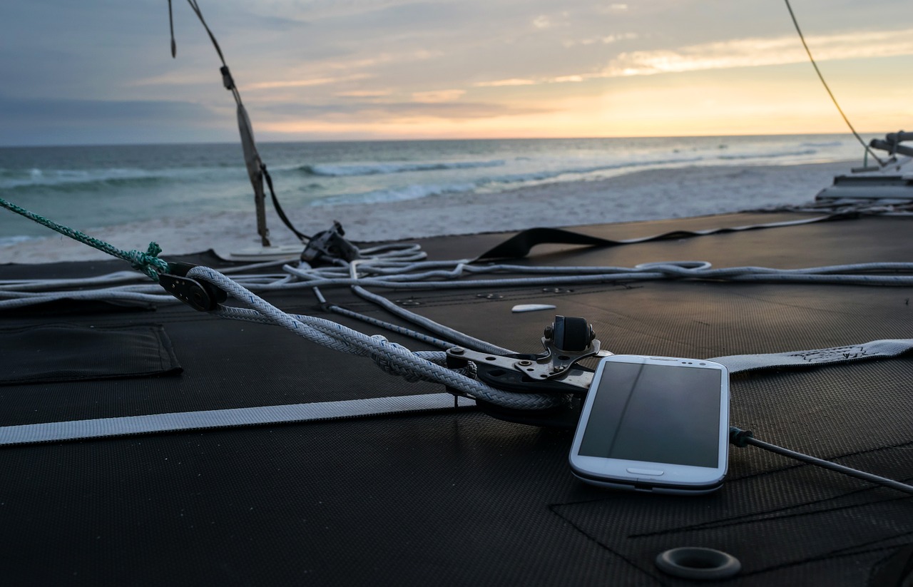 pametni telefon na moru u smještaju