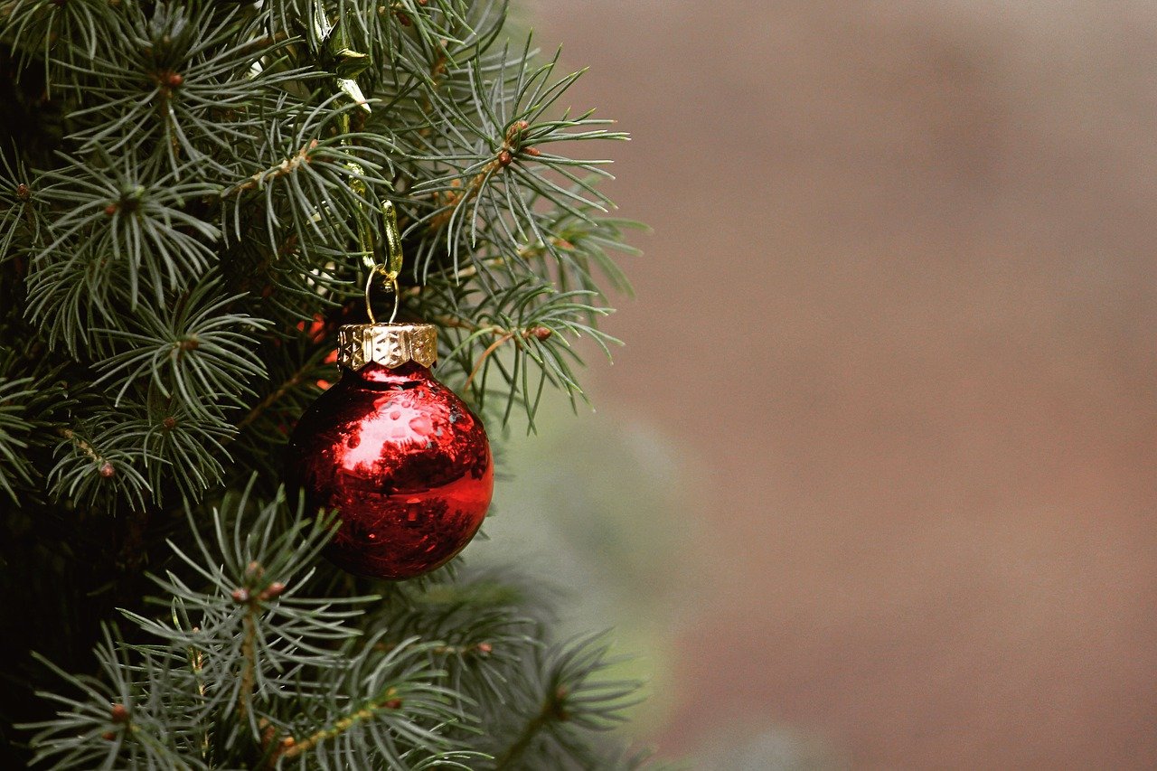 pospremanje božićnih ukrasa s drvca