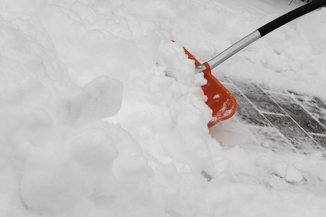 čišćenje snijega lopatom kod kuće ili apartmana