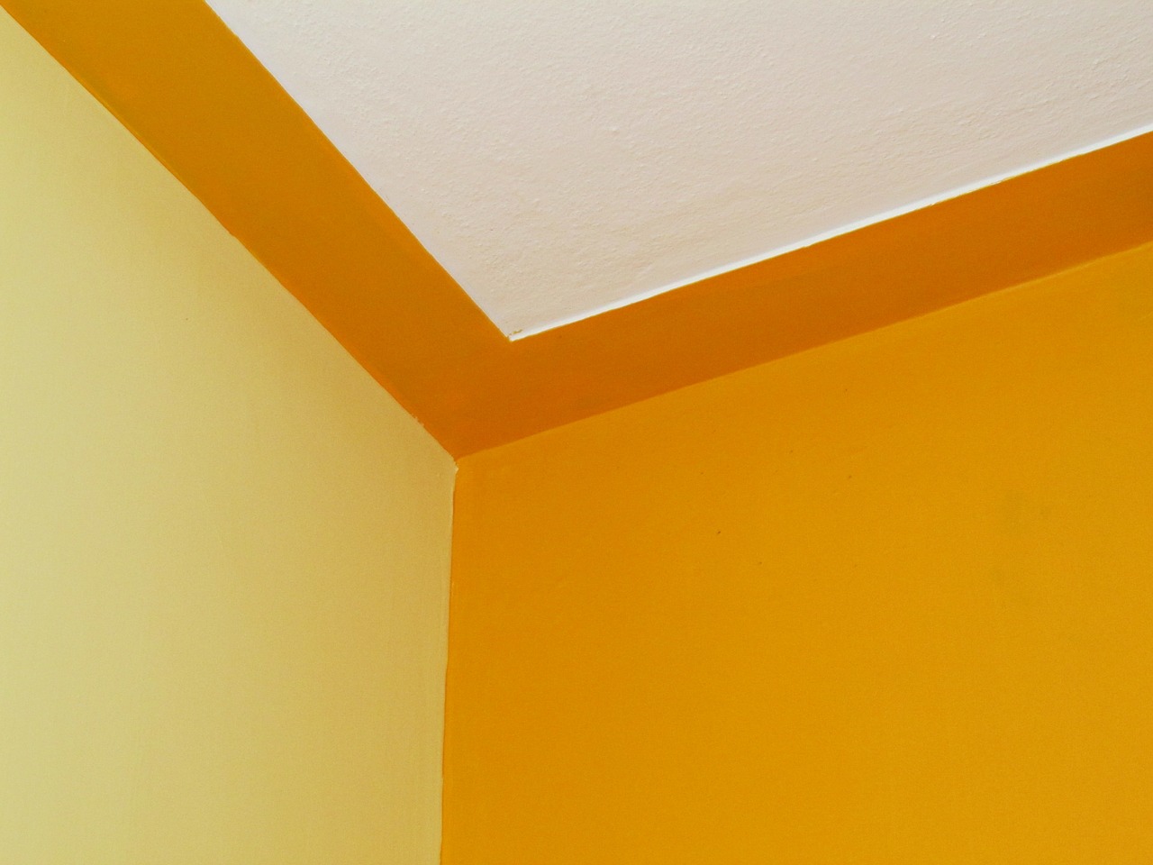 žuti zidovi u sobi